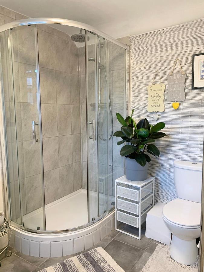 Beautiful Home, 3 Bedroom House Near Alton Towers, Wedgwood Museum, Universities 莱姆河下游的纽卡尔斯 外观 照片